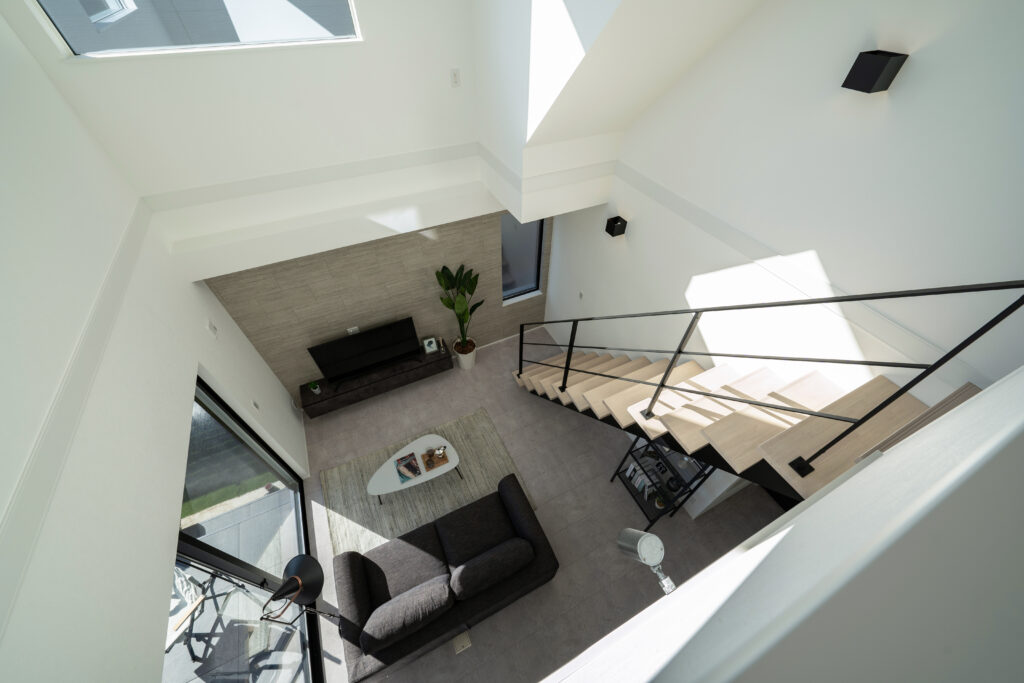 アウトドアリビングと吹き抜けが作る開放感