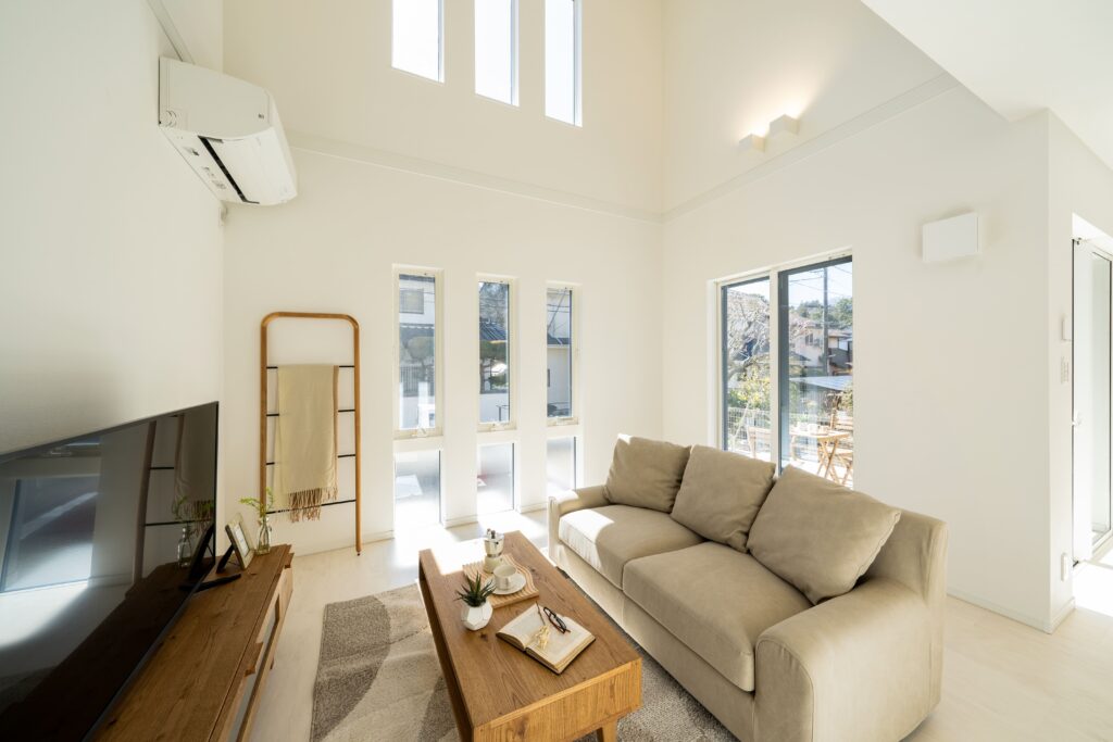 光が降り注ぐ白い吹き抜けリビング、明るいLDKの家