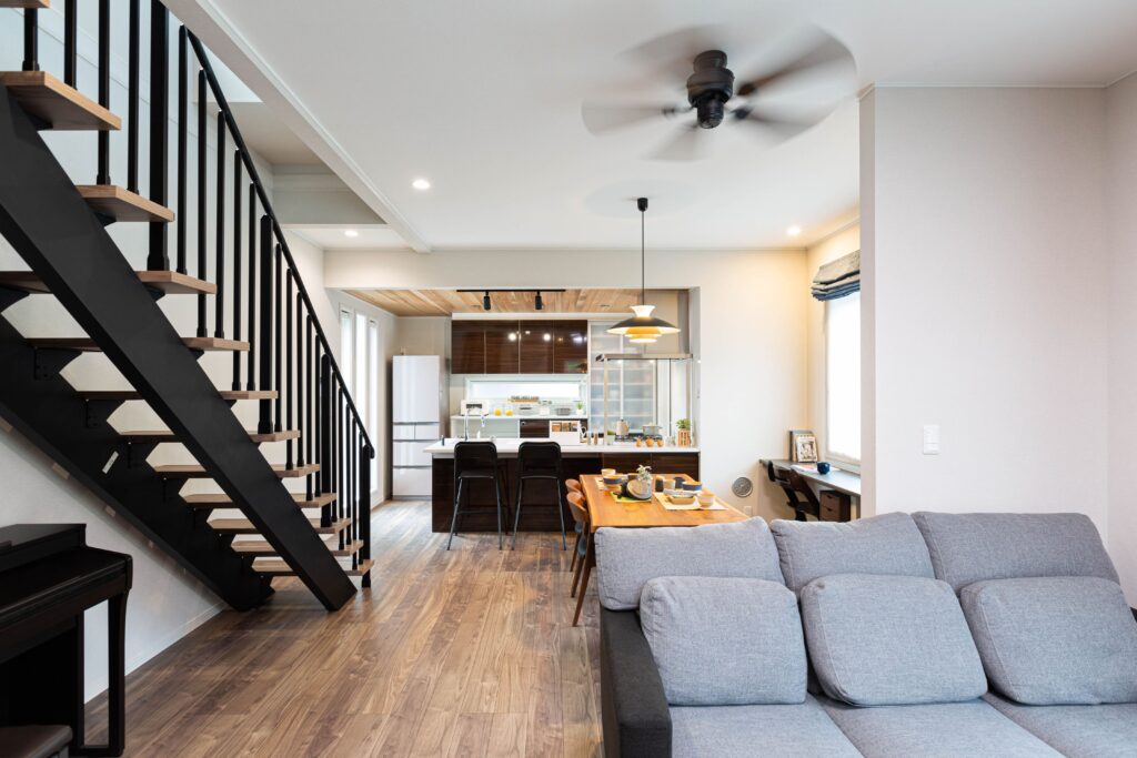 黒アイアンが映える、上質ナチュラルモダンの住まい