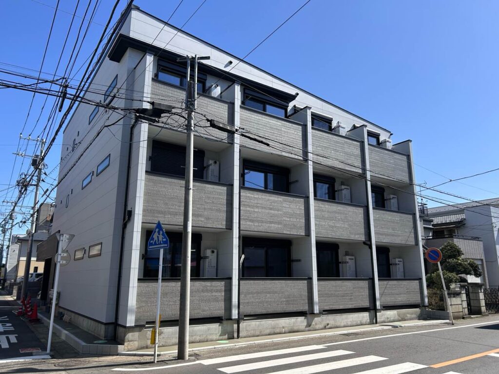 都市に溶け込む、安心設計を備えた共同住宅【上草柳】