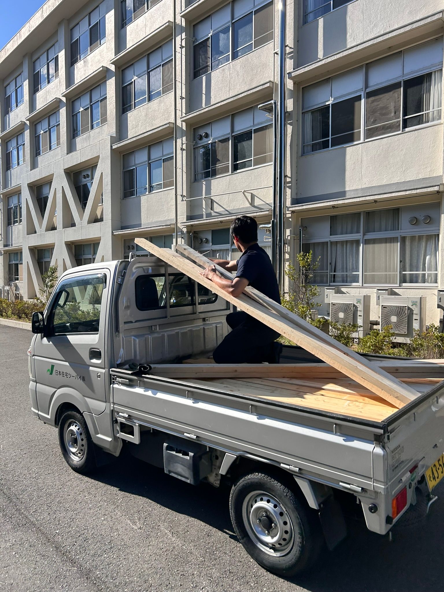 生田東高校の文化祭へ提供する木材の端材を運ぶ様子