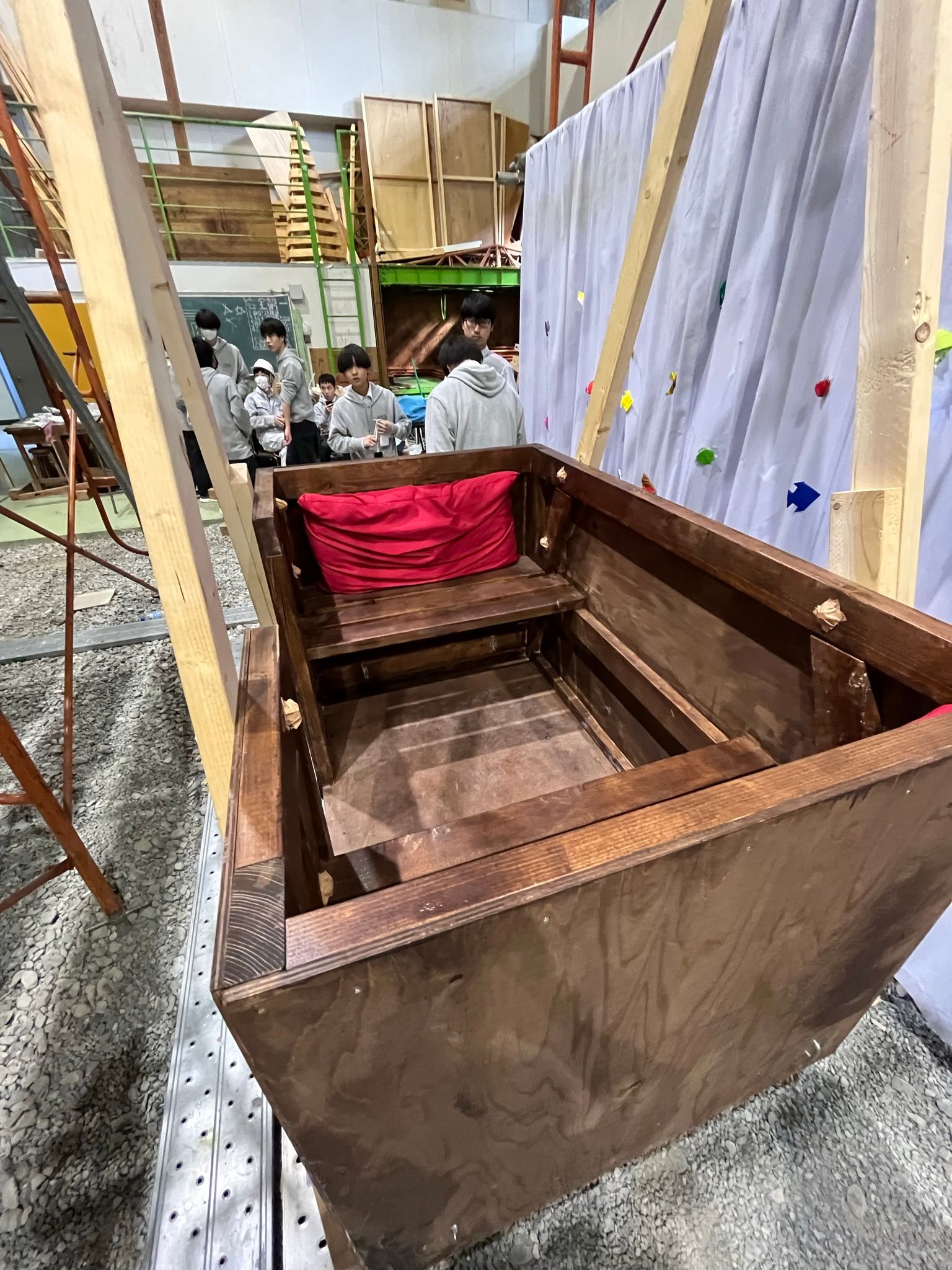 神奈川工業高校の文化祭で端材を活用して製作されたジェットコースター