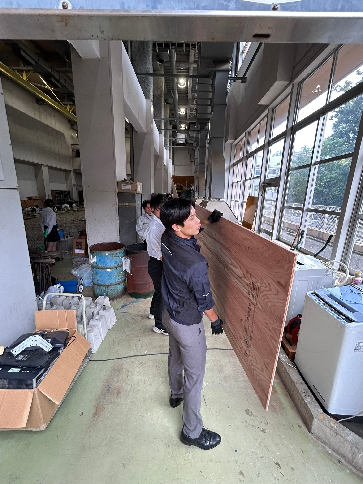 神奈川工業高校の生徒による文化祭アトラクションの製作風景